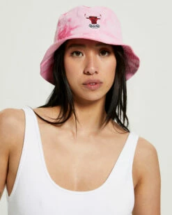 Mitchell & Ness Tie Dye Bulls Bucket Hat White/Pink