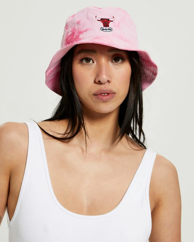 Mitchell & Ness Tie Dye Bulls Bucket Hat White/Pink 3 Mitchell & Ness Tie Dye Bulls Bucket Hat White/Pink