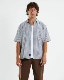 Skate Short Sleeve Shirt In White/Black