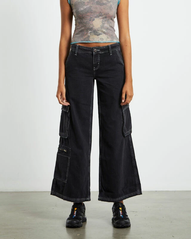 BDG Urban Outfitters BDG Low Rise Puddle Cargo Jeans Black 3 BDG Urban Outfitters BDG Low Rise Puddle Cargo Jeans Black