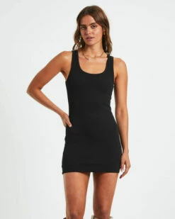 Super Scoop Classic Dress In Black