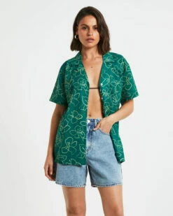 Lola Short Sleeve Relaxed Shirt In Floral Green