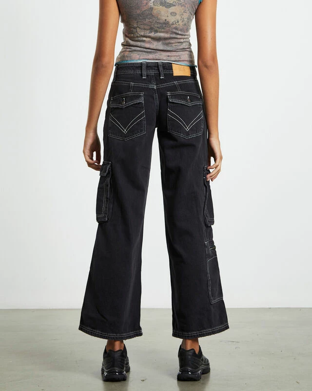 BDG Urban Outfitters BDG Low Rise Puddle Cargo Jeans Black 4 BDG Urban Outfitters BDG Low Rise Puddle Cargo Jeans Black - Image 2