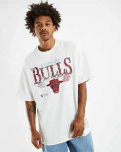 Mitchell & Ness Underscore Chicago Bulls T-shirt Vintage White 12 Mitchell & Ness Underscore Chicago Bulls T-shirt Vintage White -Insight Shop 5 30366